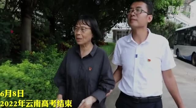 女高学生离校 张桂梅又一次“躲进”办公室