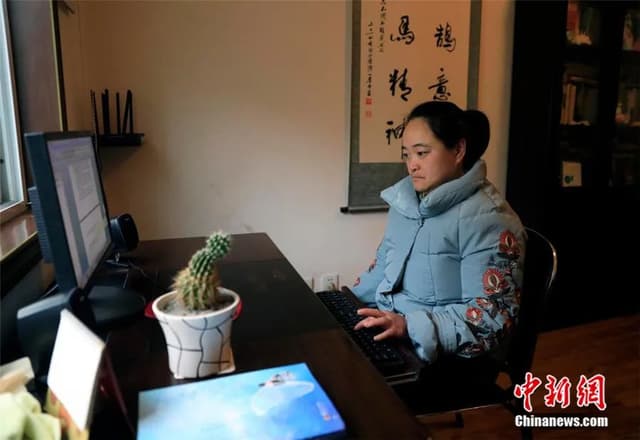 脑瘫女孩用一根手指敲出两部小说:我们不是傻子智障