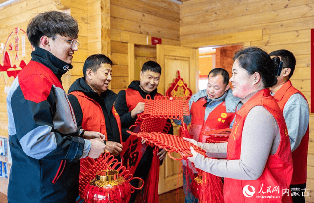 内蒙古呼和浩特:为寒冬里的户外劳动者“送暖”