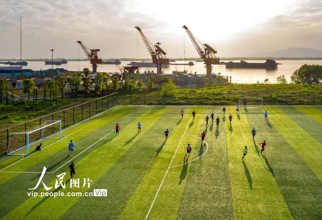 安徽铜陵:滨江生态体育公园受青睐