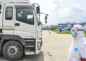 深圳警方:一核酸阳性港籍货柜车司机违规与内地司机进行场外接驳,两人被立案侦办