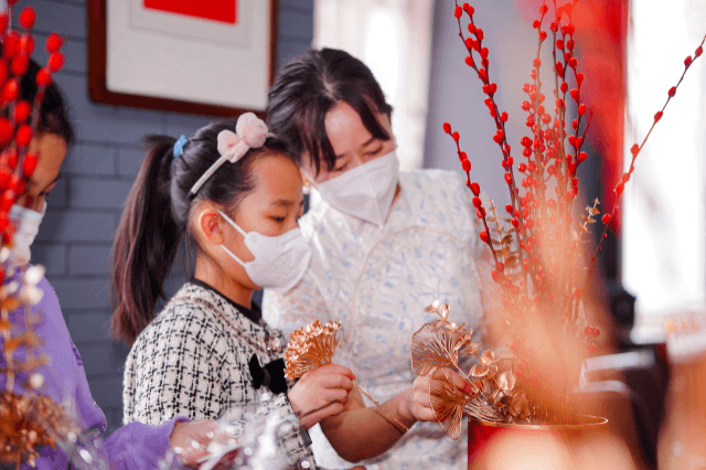 新疆昌吉：教职工巧手插花迎新春 浓浓年味过大年