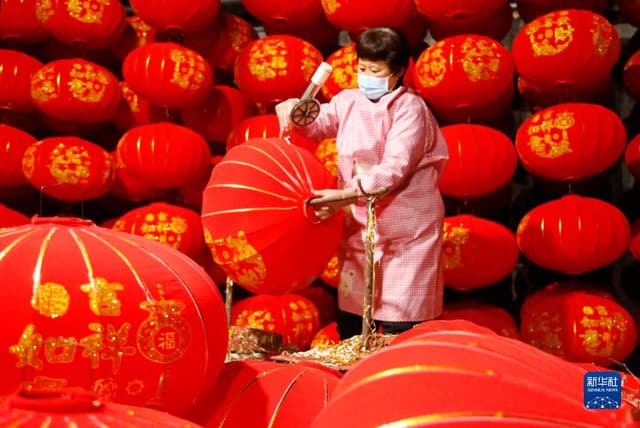 河北南和:制作红灯笼 照亮致富路