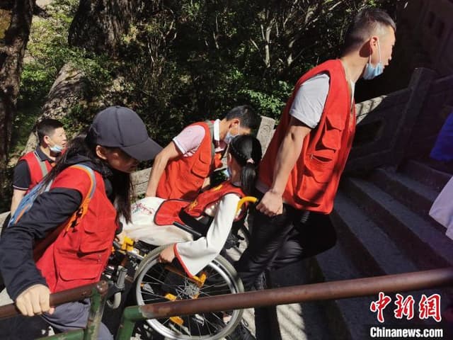 安徽黄山:爱心接力20名罕见病儿童轮椅“登”上黄山