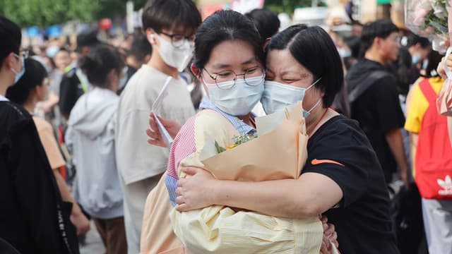 多地高考收官 考生与亲友庆祝
