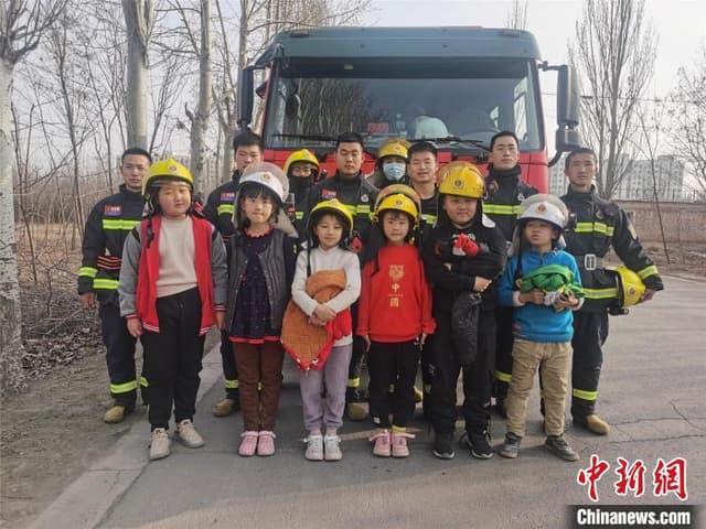 山西晋中:小学生路遇火情及时报警 消防员“奖励”合影
