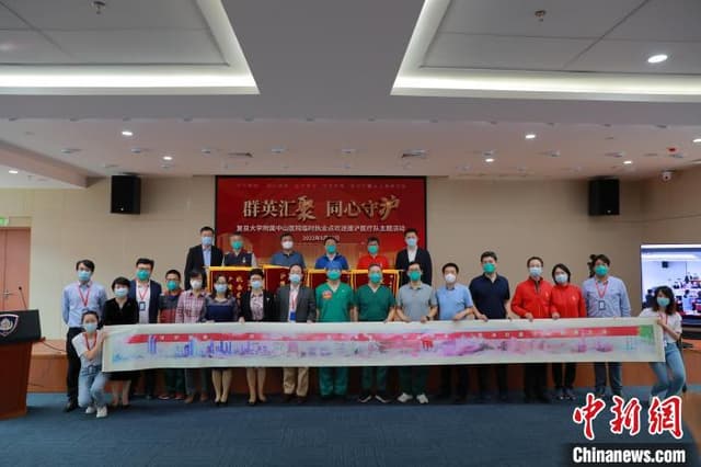 上海:6米抗疫长卷欢送苏、豫、赣、闽援沪医疗队