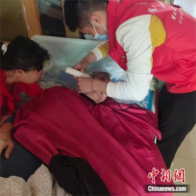 陪诊、陪聊、陪玩......这届银发一族选择这样老去