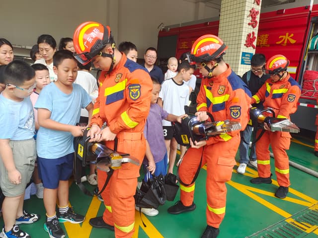 深圳市宝安区:“应急先锋”集结! 步涌社区50名亲子走进消防站学技能