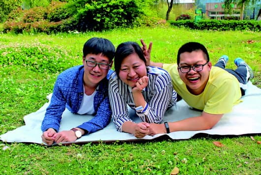 108个孤困儿90个妈,14年育孤济困练就“爱的磁场”