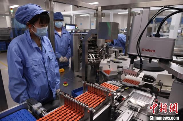 中国新冠疫苗是否“供不应求”?为何“一瓶两人用”?