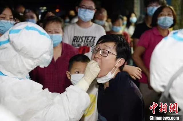 守护万家灯火:成都医护人员、志愿者的不眠夜