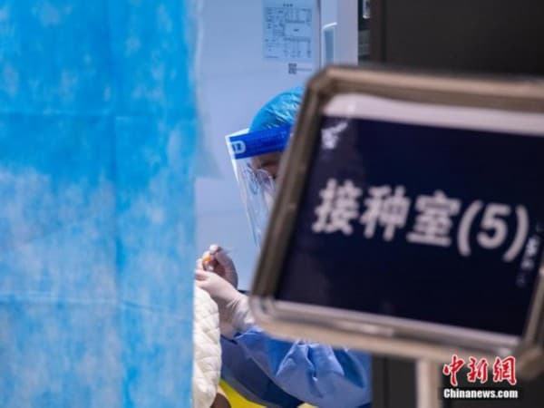 多地60岁以上老人开打新冠疫苗 接种前要了解这些!