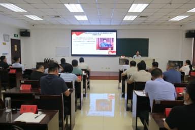 泰安市委党校副校长亓慧亭为区委党校科级干部进修班学员授课