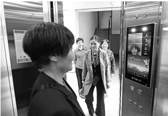 杭州一老小区推出“公交电梯”:前期不筹款,每坐一次刷1元