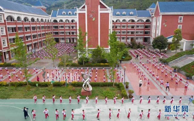 四川荥经:坚持大课间体育活动 增强师生体质