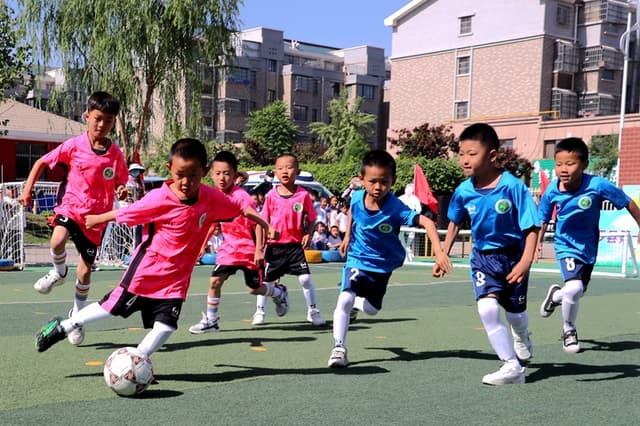 宁夏平罗：萌宝踢足球 快乐迎“六一”
