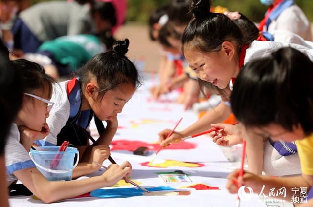 宁夏银川:童心向党绘未来 百米长卷颂党恩