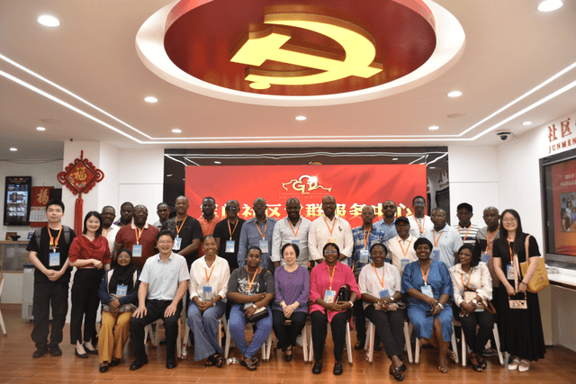 非洲法语国家治国理政能力建设研修班到军门社区考察调研