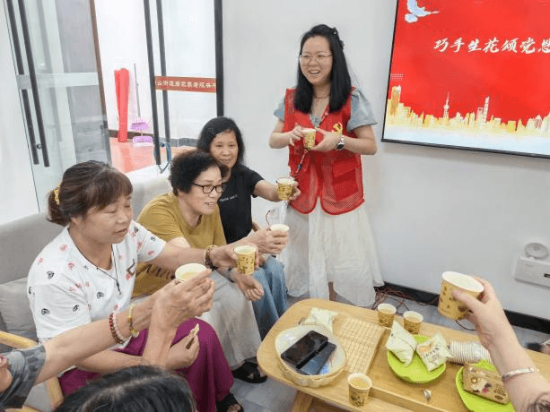 巧手生花颂党恩 红心共筑邻里情 竹园社区创新开展七一主题头花DIY活动