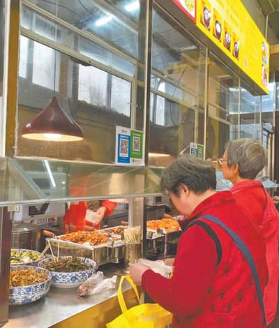 江西南昌西湖区铁路二村:“老铁食堂”社区居民的“心头好”