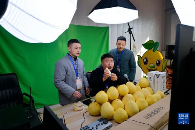 湖北宣恩:直播间摆擂台 助力农产品销售