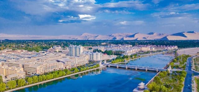 甘肃敦煌：夏雨过后大漠绿洲成“塞上江南”