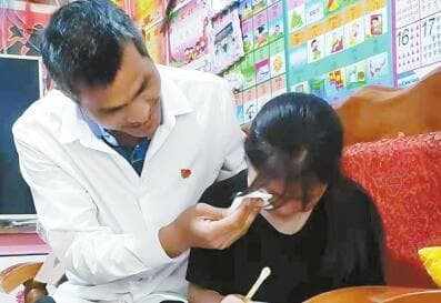 80后“白发校长”:走红后想帮更多乡村小学获得关注