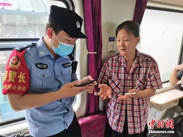 暴雨中停摆的K226/227次列车,并不是一座孤岛