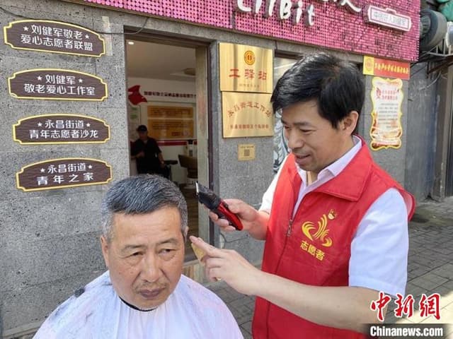 吉林长春:热心理发师27年为老人免费理发