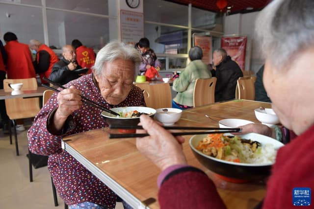 江西桃花镇:“爱心餐厅"为社区困难群体送爱心