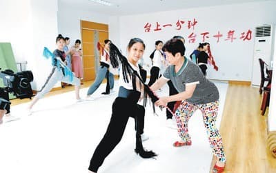 安徽安庆: 一枝“黄梅”绽新芽