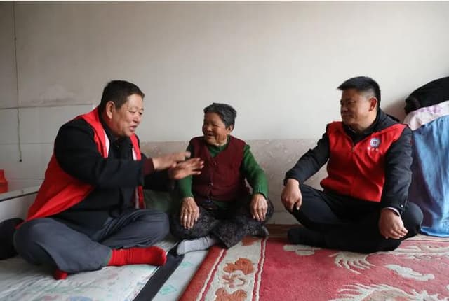 内蒙古固阳:进家门“拉话话”志愿服务队与百姓心贴心