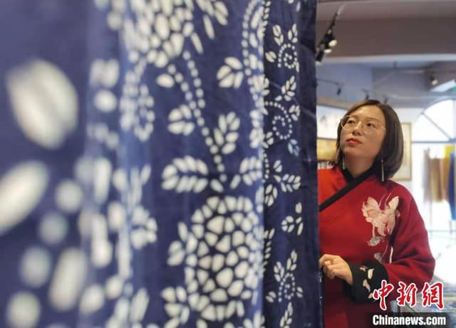 甘肃定西绣娘:针为笔布为纸 扎染国潮布艺