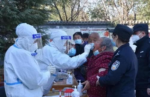 从秦岭脚下到钟鼓楼旁,这些抗疫“姿势”给人力量