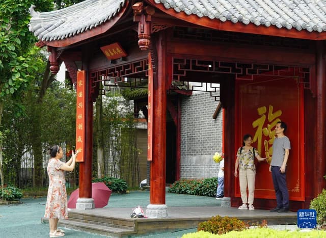 成都战旗村:党建引领农村发展 乡村振兴战旗飘扬