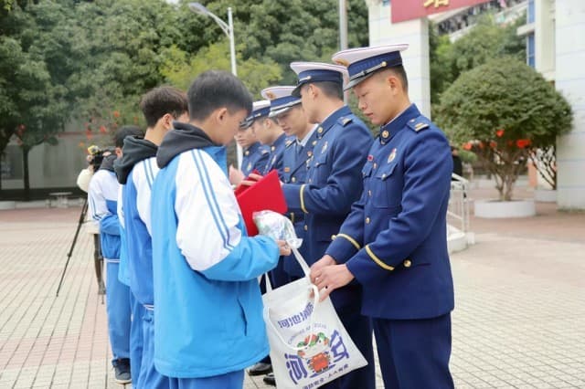 河池凤山:7名救火少年获颁“优秀消防志愿者”证书