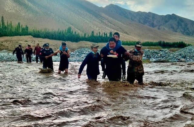 新疆和田:儿童放羊被洪水围困 民警紧急救援