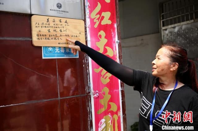 广西柳州:村民自立家规家训 写上木匾“晒”家门