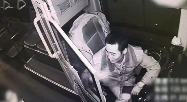 女孩坐错公交车,趴在地上赶作业 司机将她拉回车上并打开车厢灯