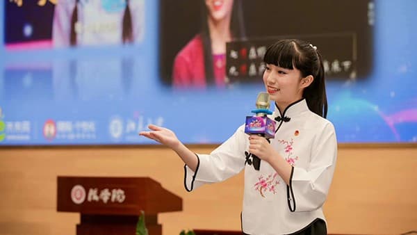 成都女孩弃港大68万港元奖学金,将去北大读马克思主义理论