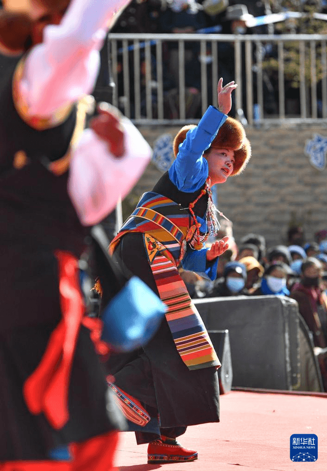 西藏康马县:村文艺演出队尽展农牧民新风貌