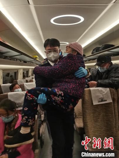 “我抱着奶奶下车!”广九客运段温情服务获旅客点赞