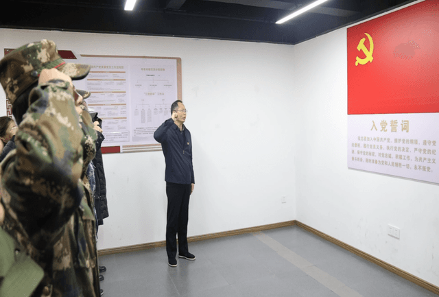 南昌工程学院军士学院党委联合江大南路社区党委开展“筑牢国防意识,锤炼坚定信仰”主题党日活动