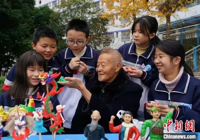 四川非遗传承人张雄志:巧手捏面塑 指尖传非遗