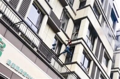 徒手爬楼救下男童,男子上演真人版“蜘蛛侠”