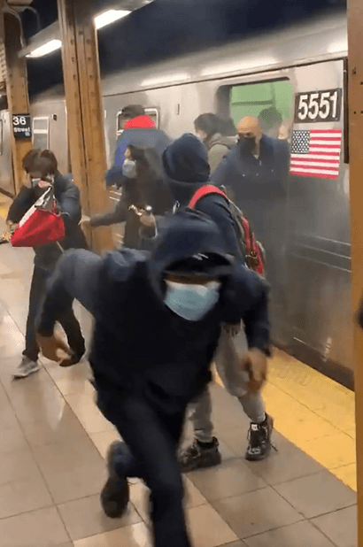 纽约地铁枪击案已致29人受伤,目击者:枪响后冒浓烟,门牢牢锁住乘客被困,伤者倒地流血;嫌犯锁定,仍在逃