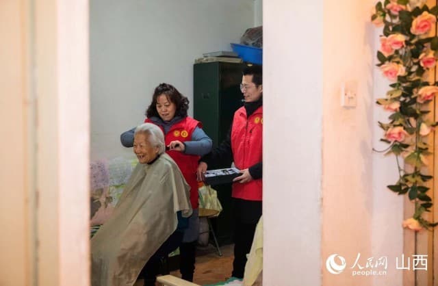 山西太原:一抹“志愿红” 温暖沁人心