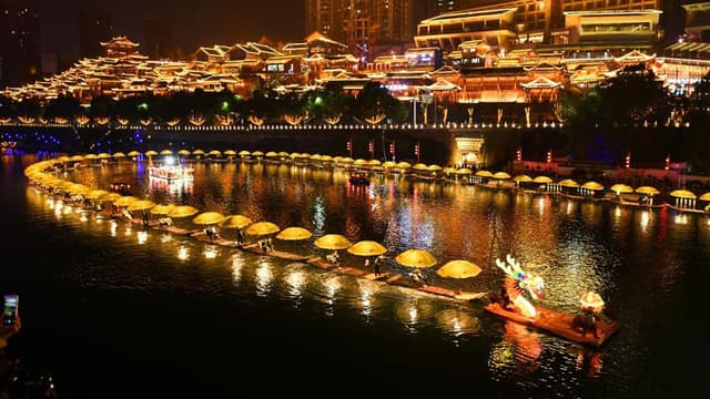 湖北宣恩:一河水淌活“夜经济”