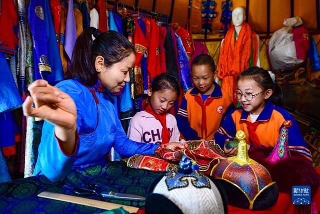 内蒙古鄂尔多斯:“非遗嘎查”引游人